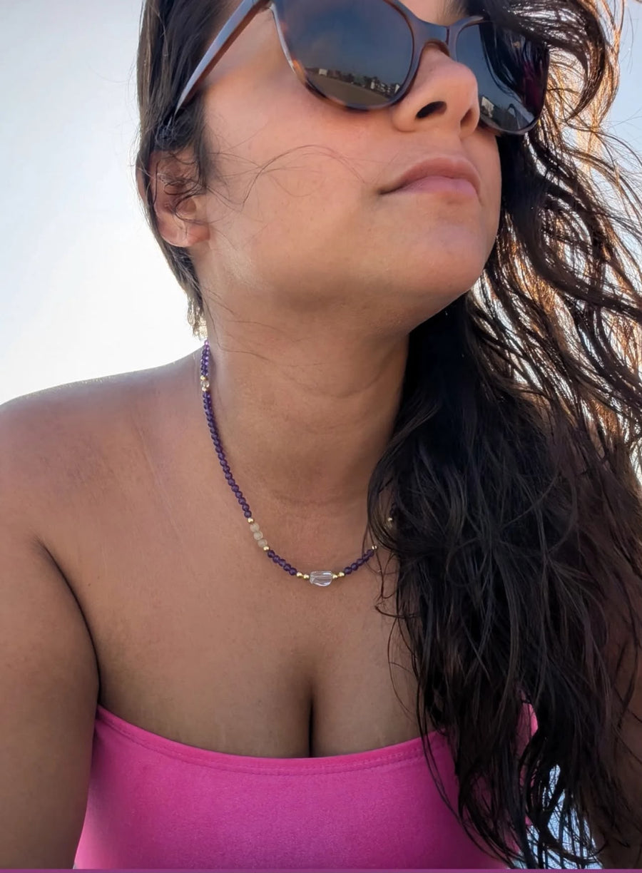 Laura portant un bijou Caelum